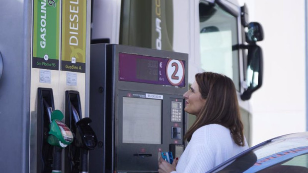 ep archivo   una mujer paga en una gasolinera autoservicio