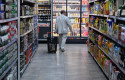ep archivo   una persona hace la compra en un supermercado