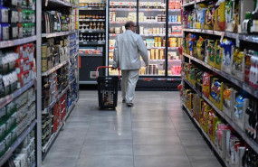 ep archivo   una persona hace la compra en un supermercado