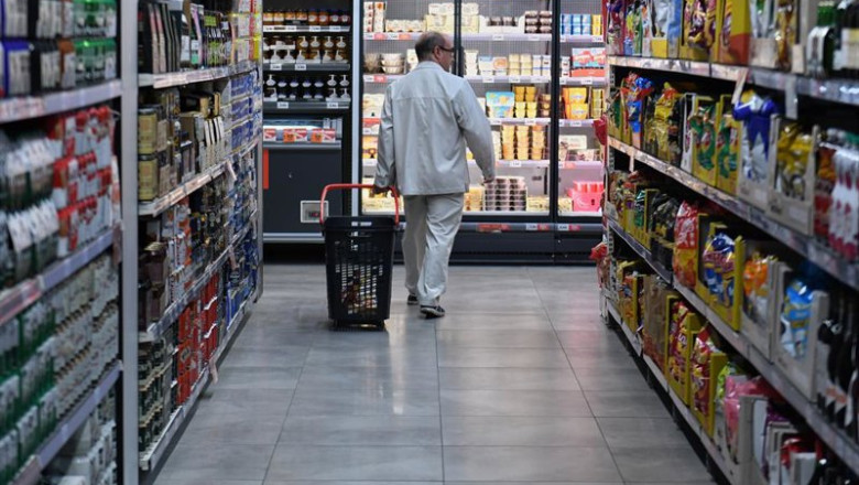 ep archivo   una persona hace la compra en un supermercado