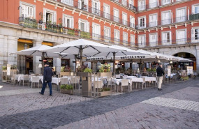 ep archivo   varias mesas de un restaurante en una terraza