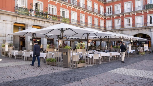 ep archivo   varias mesas de un restaurante en una terraza