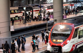 ep archivo   varias personas en un anden esperando un tren de cercanias