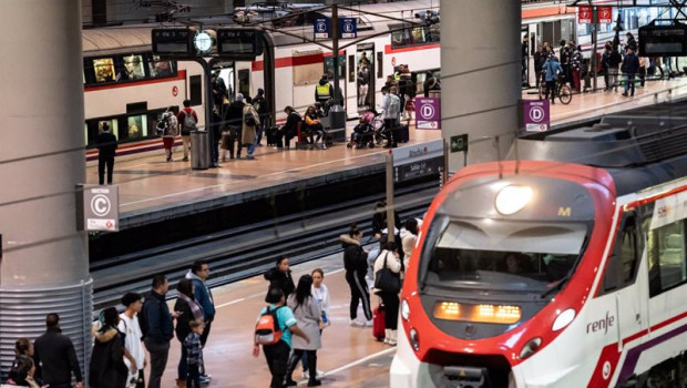 ep archivo   varias personas en un anden esperando un tren de cercanias