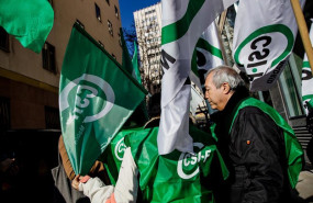 ep archivo   varias personas portando banderas del sindicato csif en una protesta convocada por el
