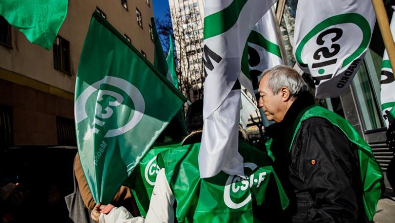 ep archivo varias personas portando banderas del sindicato csif en una protesta convocada por el ep archivo varias personas portando banderas del sindicato csif en una protesta convocada por el