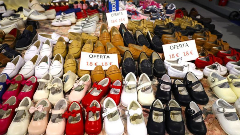 Archivo - Varios pares de zapatos en oferta, en la VIII Feria del Stock de Bolaños de Calatrava, en Bolaños de Calatrava, Ciudad Real, Castilla La-Mancha (España) | Patricia Galiana - Europa Press - Archivo ep archivo varios pares de zapatos en oferta en la viii feria del stock de bolanos de calatrava en