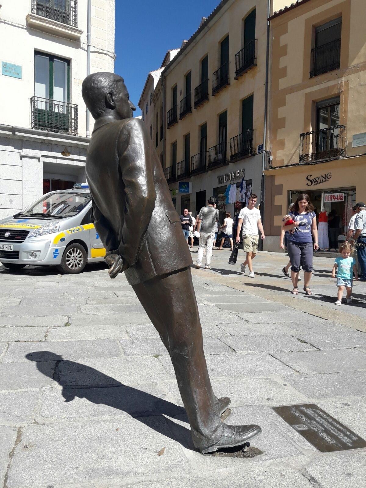 Ávila.- Estado en el que ha quedado la estatua. | EUROPA PRESS ep avila- estadoquequedadoestatua