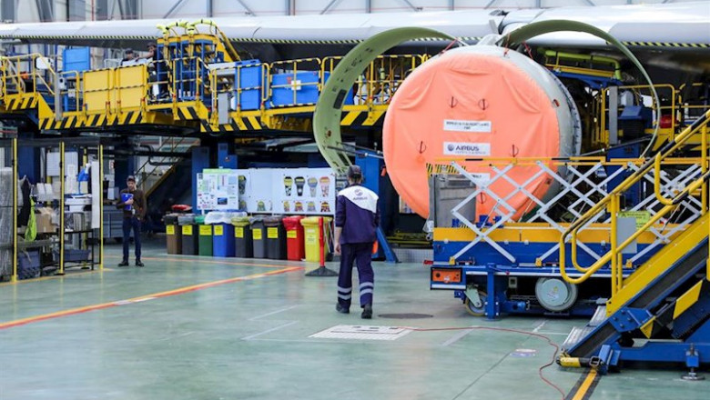 ep dos operarios de la compania airbus durante labores de mantenimiento a un avion de la compania en