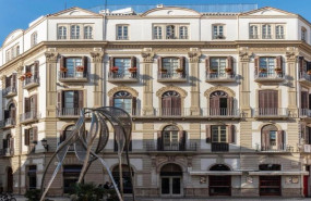 ep edificio situado en la plaza del siglo y adquirido para la construccion de 21 apartamentos de