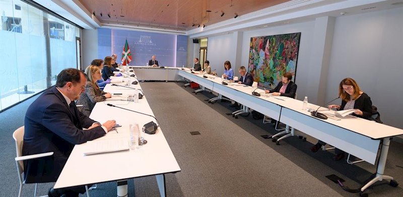 ep el candidato a lehendakari de ppcs carlos iturgaiz en la mesa de partidos convocada por inigo