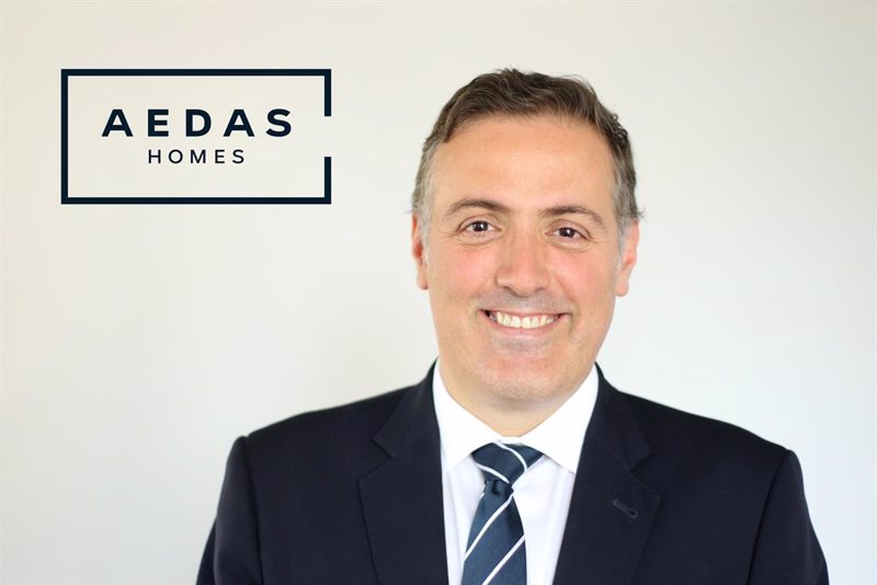 https://img4.s3wfg.com/web/img/images_uploaded/8/2/ep_el_consejero_delegado_de_aedas_homes_david_martinez_posa_delante_del_logo_de_la_empresa_a_4_de.jpg