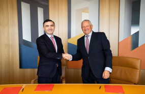 ep el director de negocio de santander espana antonio roman y el presidente de cooperativas ep el director de negocio de santander espana antonio roman y el presidente de cooperativas