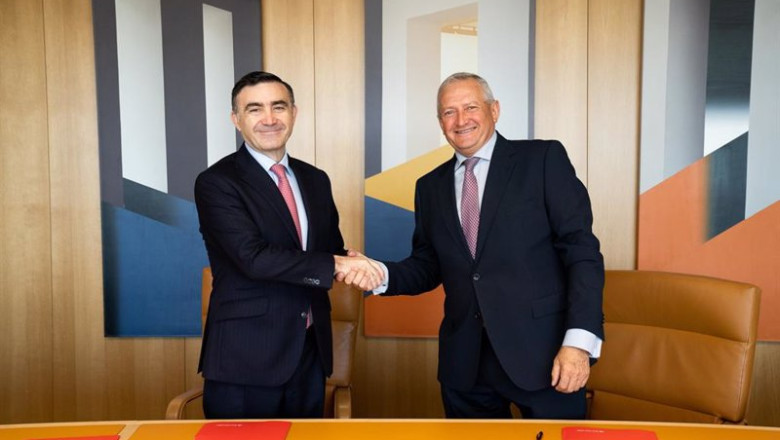 ep el director de negocio de santander espana antonio roman y el presidente de cooperativas ep el director de negocio de santander espana antonio roman y el presidente de cooperativas