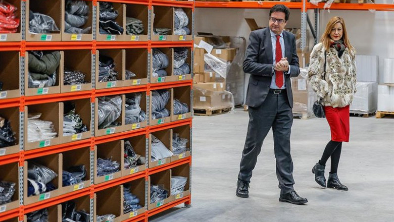 El ministro para la Transformación Digital y de la Función Pública, Óscar López, durante una visita a las instalaciones de la plataforma logística Lookiero, a 8 de enero de 2026, en Miranda de Ebro, Castilla y León (España). | Tomás Alonso - Europa Press ep el ministro para la transformacion digital y de la funcion publica oscar lopez durante una visita
