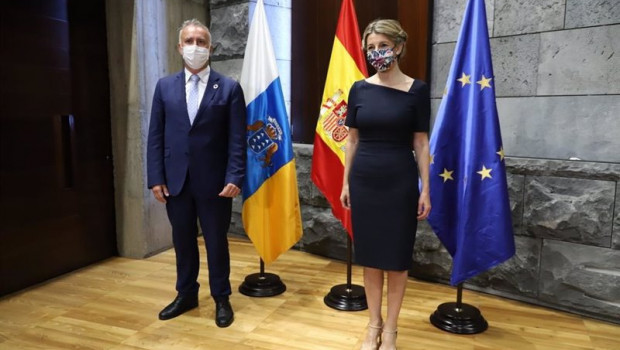 ep el presidente de canarias angel victor torres junto a la ministra de trabajo yolanda diaz