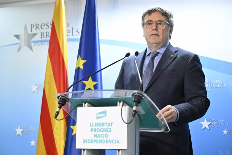 Puigdemont suspende las negociaciones con el PSOE y exige una reunión en Suiza
