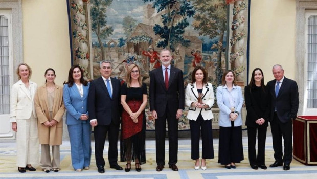 ep el rey felipe vi junto a la familia luksic galardonada con el x premio enrique v iglesias y nuria
