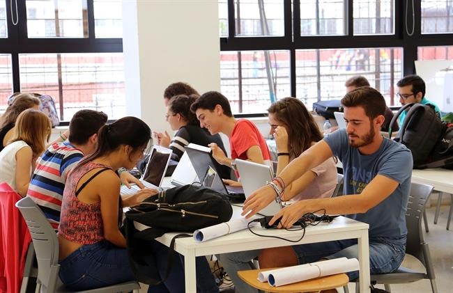 Estudiantes de la escuela técnica de arquitectura málaga | EUROPA PRESS/UMA ep estudiantesla escuela tecnicaarquitectura malaga