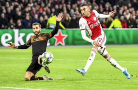 ep hakim ziyech dispara a puerta ante gay en el ajax-valencia de la liga de campeones 2019-2020