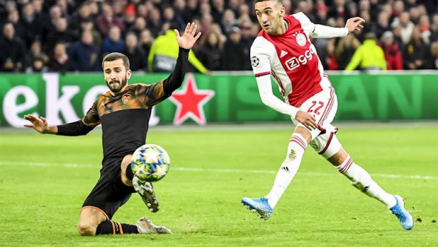 ep hakim ziyech dispara a puerta ante gay en el ajax-valencia de la liga de campeones 2019-2020