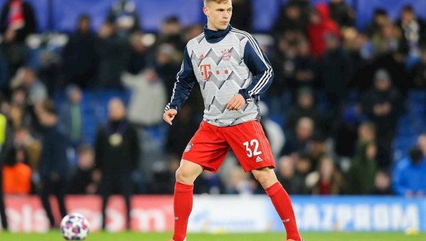 ep joshua kimmich en un calentamiento con el bayern de munich