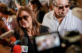 ep la cantante angela carrasco visita la capilla ardiente de camilo sesto instalada en la sede de la