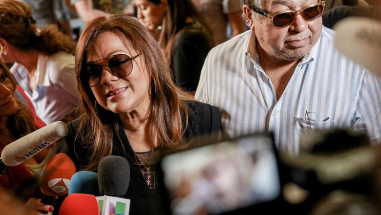 ep la cantante angela carrasco visita la capilla ardiente de camilo sesto instalada en la sede de la