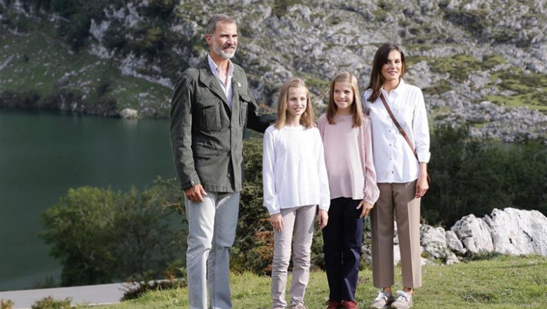La familia real en el mirador de la Princesa de Asturias ante el Lago Enol | DAMIÁN ARIENZA - Archivo ep la familia realmiradorla princesaasturiaslago enol 20190729203603