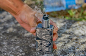 ep la mano de un hombre sostiene un vapeador
