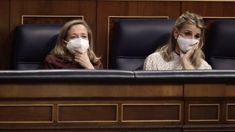 La vicepresidenta primera y ministra de Asuntos Económicos, Nadia Calviño (i), y la vicepresidenta segunda del Gobierno y ministra de Trabajo, Yolanda Díaz, en una sesión de control en el Congreso de los Diputados, a 10 de noviembre de 2021, en Madrid, (E | Eduardo Parra - Europa Press ep la vicepresidenta primera y ministra de asuntos economicos nadia calvino i y la vicepresidenta 20211111123405