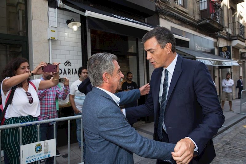 ep miguel angel revilla recibe a pedro sanchez antes de almorzar en un restaurante de santander