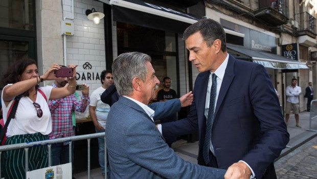ep miguel angel revilla recibe a pedro sanchez antes de almorzar en un restaurante de santander