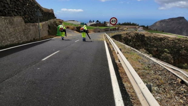 ep operarios de carreteras del cabildo de tenerife durante el paso de una borrasca