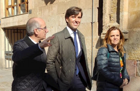 ep pablo montesinos centro en la plaza de anaya de salamanca en compania de los salmantinos javier