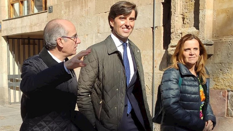 ep pablo montesinos centro en la plaza de anaya de salamanca en compania de los salmantinos javier