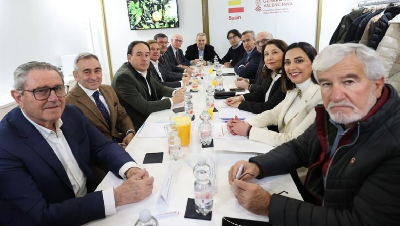 Reunión de la consejera de Agricultura, Sara Rubira, el presidente de la Generalitat Valenciana, Juanfran Pérez, el secretario general de Agricultura, Ganadería y Alimentación de la Junta de Andalucía, Manuel Gómez, y representantes del sector agrario | CARM ep reunion de la consejera de agricultura sara rubira el presidente de la generalitat valenciana