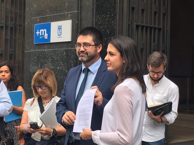 Rita Maestre y Carlos Sánchez Martos con el escrito del recurso | TWITTER RITA MAESTRE ep rita maestrecarlos sanchez martosescritorecurso
