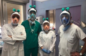 ep sanitarios del hospital de arnau de vilanova con mascaras de buceo adaptados como respiradores