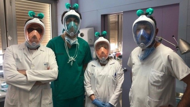 ep sanitarios del hospital de arnau de vilanova con mascaras de buceo adaptados como respiradores