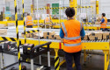 ep trabajadores del centro logistico de amazon en alcala de henares madrid