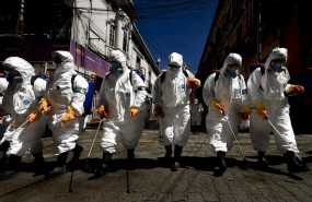 ep trabajadores desinfectan las calles de la paz la capital de bolivia por el coronavirus