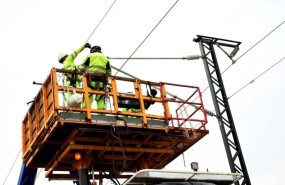 ep trabajadores instalando catenaria en el tramo plasencia caceres