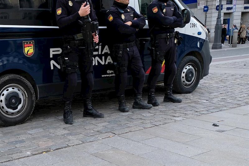 ep tres agentes de policia nacional en la plaza del sol de madrid a 16 de diciembre de 2019