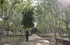 ep un anciano con mascarilla pasea por un camino del parque calero en el distrito de ciudad lineal