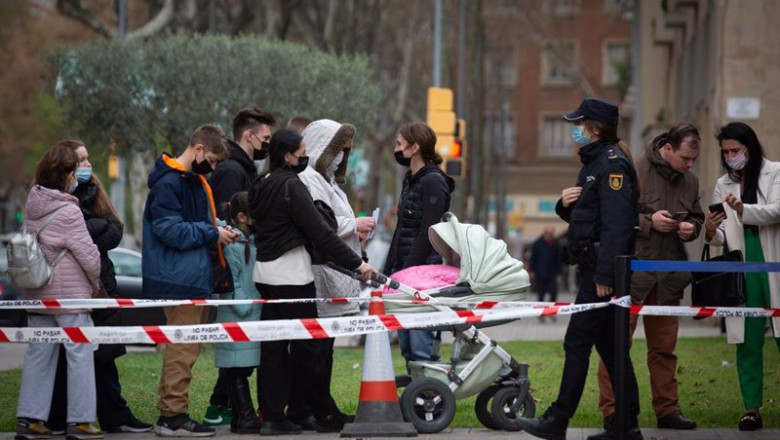Un grupo de refugiados ucranianos esperan para iniciar los trámites necesarios tras su llegada a España, en la comisaría de Policía Nacional de La Verneda, a 17 de marzo de 2022, en Barcelona, Catalunya (España). | David Zorrakino - Europa Press ep un grupo de refugiados ucranianos esperan para iniciar los tramites necesarios tras su llegada a