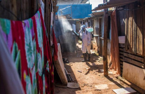ep un grupo de voluntarios desinfecta varias casas en rio de janeiro por el coronavirus