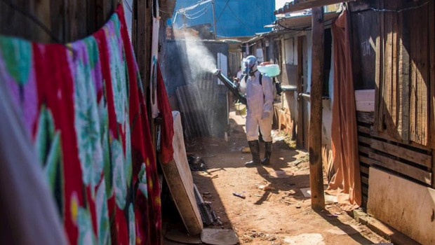 ep un grupo de voluntarios desinfecta varias casas en rio de janeiro por el coronavirus