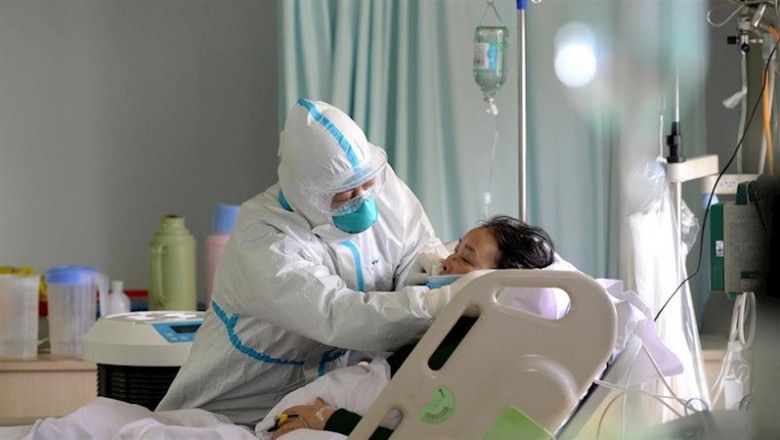 ep un medico militar atiende a un paciente enfermo de coronavirus en la unidad de cuidados ep un medico militar atiende a un paciente enfermo de coronavirus en la unidad de cuidados