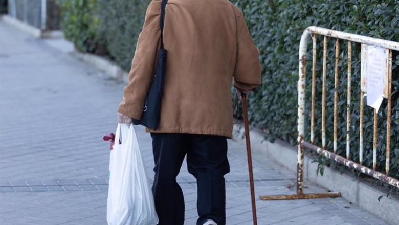 ep un pensionista caminando por la calle ep un pensionista caminando por la calle